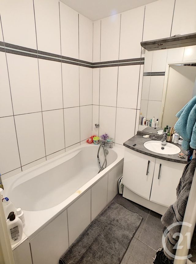 Afficher la photo en grand Appartement F3 à vendre - 3 pièces - 74.08 m2 - LYON - 69002 - RHONE-ALPES - Century 21 Le 7 De Coeur