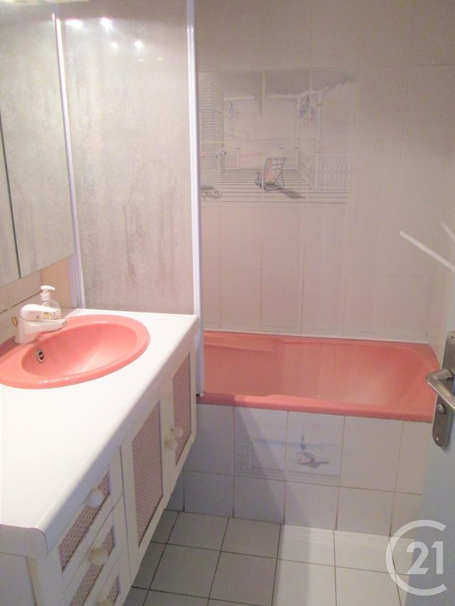 Appartement F4 à vendre - 4 pièces - 82.09 m2 - VENISSIEUX - 69 - RHONE-ALPES - Century 21 Le 7 De Coeur Appartement F4 à vendre - 4 pièces - 82.09 m2 - VENISSIEUX - 69 - RHONE-ALPES - Century 21 Le 7 De Coeur