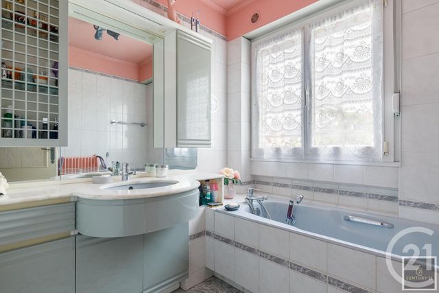 Appartement T5 à vendre - 5 pièces - 88.0 m2 - LYON - 69007 - RHONE-ALPES - Century 21 Le 7 De Coeur Appartement T5 à vendre - 5 pièces - 88.0 m2 - LYON - 69007 - RHONE-ALPES - Century 21 Le 7 De Coeur