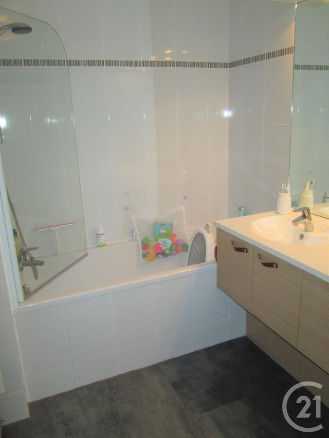 Appartement F3 à vendre - 3 pièces - 67.36 m2 - LYON - 69007 - RHONE-ALPES - Century 21 Le 7 De Coeur Appartement F3 à vendre - 3 pièces - 67.36 m2 - LYON - 69007 - RHONE-ALPES - Century 21 Le 7 De Coeur