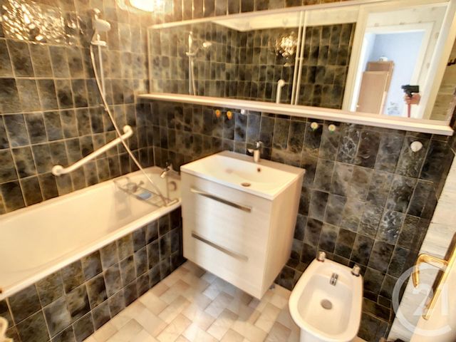 Afficher la photo en grand Appartement F3 à vendre - 3 pièces - 64.34 m2 - LYON - 69007 - RHONE-ALPES - Century 21 Le 7 De Coeur