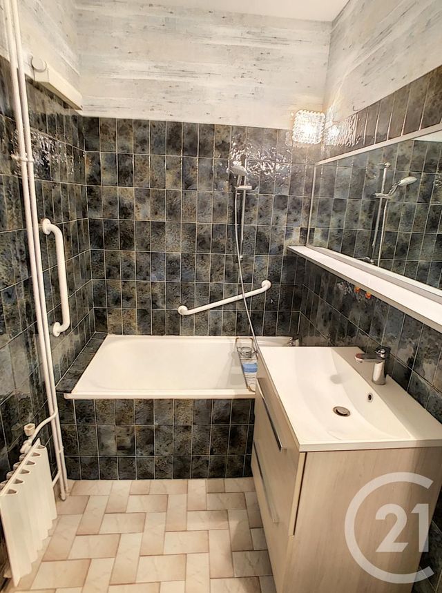 Afficher la photo en grand Appartement F3 à vendre - 3 pièces - 64.34 m2 - LYON - 69007 - RHONE-ALPES - Century 21 Le 7 De Coeur