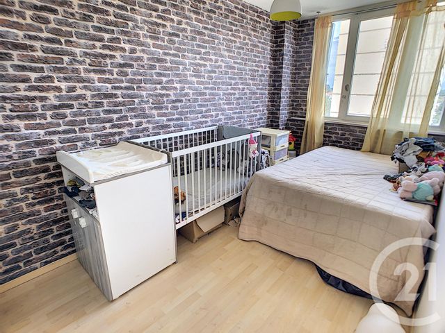 Afficher la photo en grand Appartement F4 à vendre - 4 pièces - 68.67 m2 - BRON - 69 - RHONE-ALPES - Century 21 Le 7 De Coeur