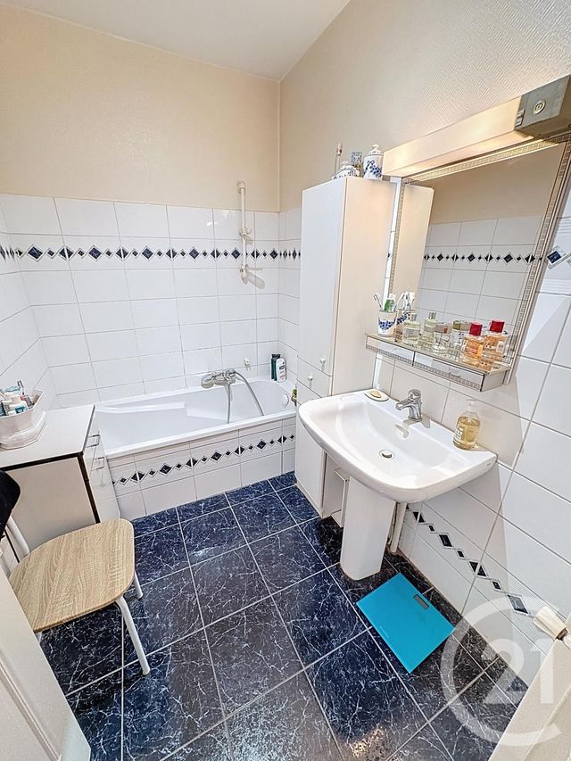 Appartement F4 à vendre - 4 pièces - 87.1 m2 - LYON - 69007 - RHONE-ALPES - Century 21 Le 7 De Coeur