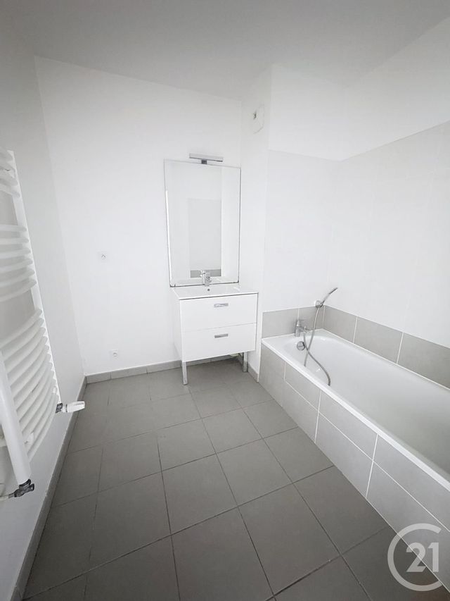 Appartement F3 à vendre - 3 pièces - 61.75 m2 - DECINES CHARPIEU - 69 - RHONE-ALPES - Century 21 Le 7 De Coeur