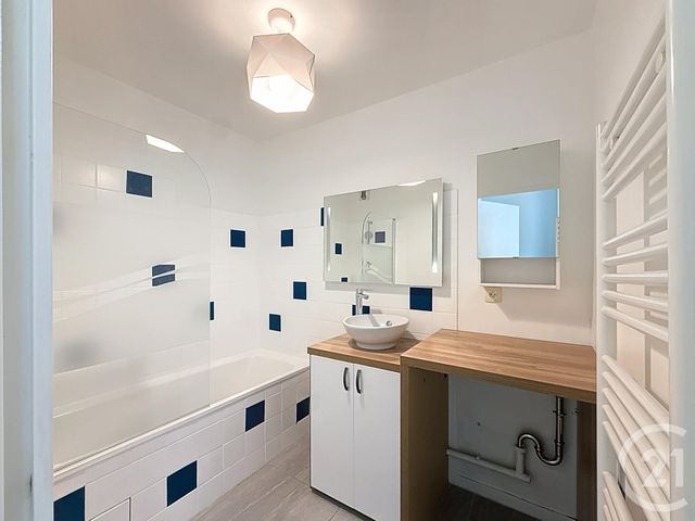 Appartement F3 à vendre - 3 pièces - 77.79 m2 - LYON - 69007 - RHONE-ALPES - Century 21 Le 7 De Coeur