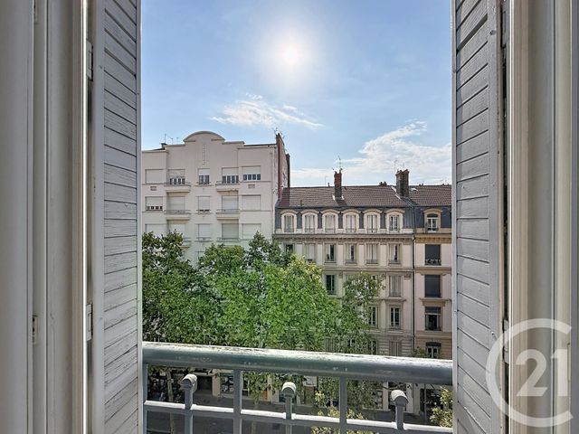 Appartement F2 bis à vendre - 2 pièces - 72.14 m2 - LYON - 69007 - RHONE-ALPES - Century 21 Le 7 De Coeur
