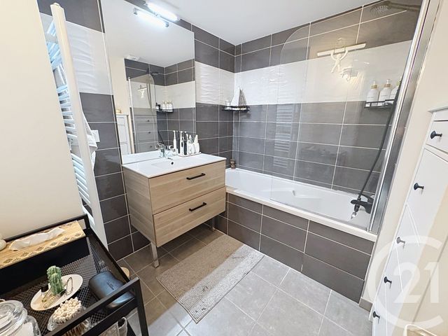Appartement F3 à vendre - 3 pièces - 60.2 m2 - LYON - 69007 - RHONE-ALPES - Century 21 Le 7 De Coeur