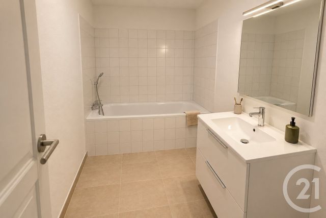 Appartement F3 à vendre - 3 pièces - 63.7 m2 - LYON - 69007 - RHONE-ALPES - Century 21 Le 7 De Coeur